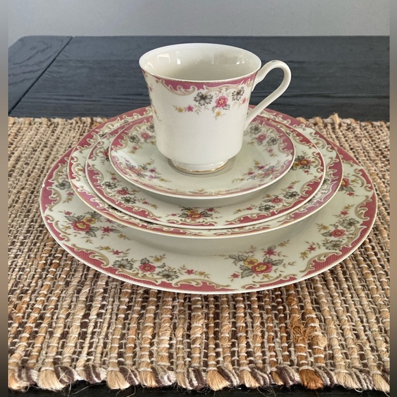 Mikasa Other - Mikasa Floral Pink Shelly L2860 5 Piece Place Setting